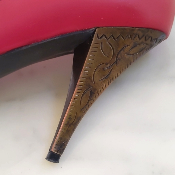 Woman's shoes with front design and  gold color heels with carved design. - Picture 4 of 6